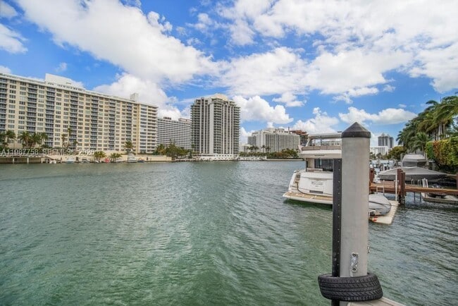 Building Photo - 5661 Pine Tree Dr