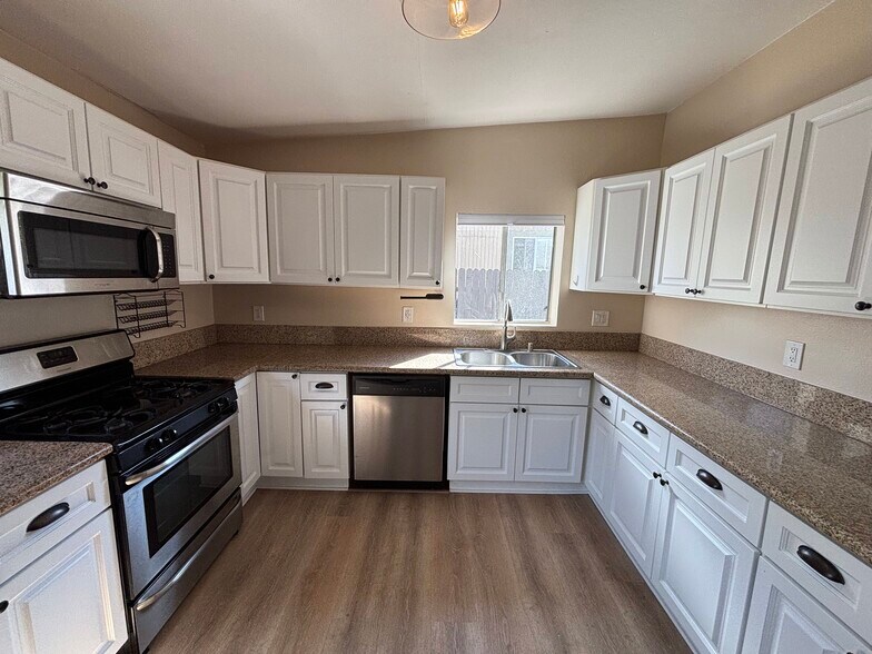 Building Photo - 215 S Avenue 58