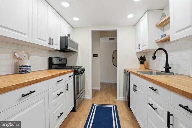 Building Photo - 3750 Clarendon Ave