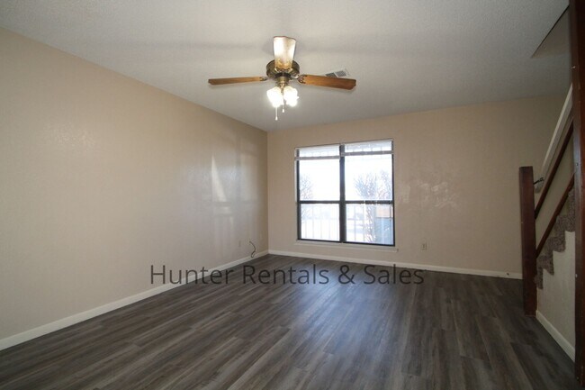 Building Photo - 2601 Bermuda Dr