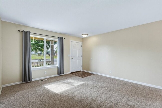 Building Photo - THREE BEDROOM PLUS BONUS OR FOURTH BEDROOM