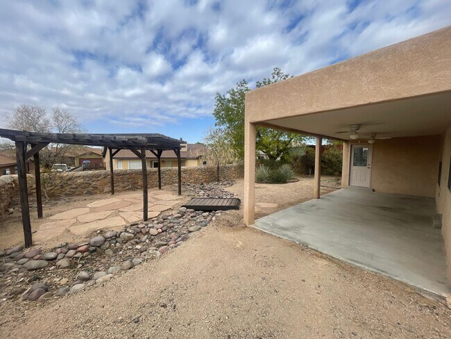 Building Photo - Charming 3 bedroom/2 bathroom Home located in Las Colinas