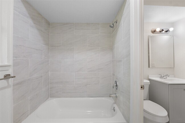 Building Photo - 7111 Pinehook Ln
