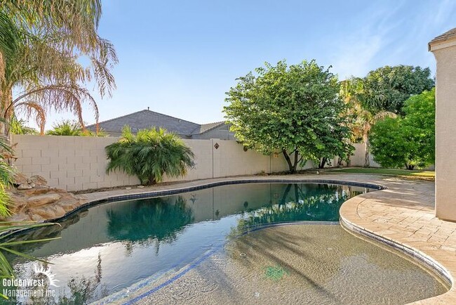 Building Photo - Beautiful 4Bdm 2Ba Two-Story Home with Poo...