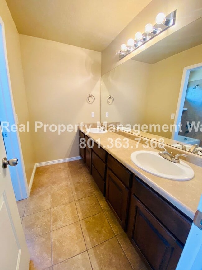 Building Photo - 5 Bedroom 3 Bathroom Riverton Home!