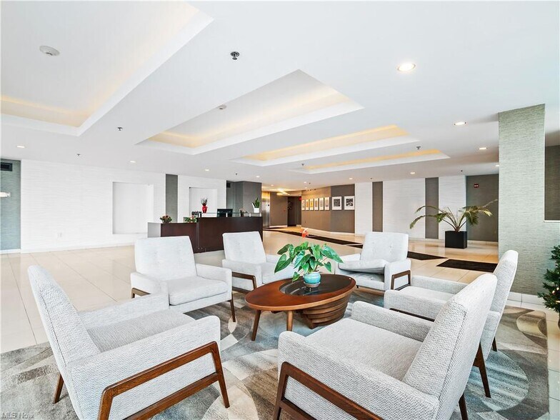 Lobby - 701 W Lakeside Ave