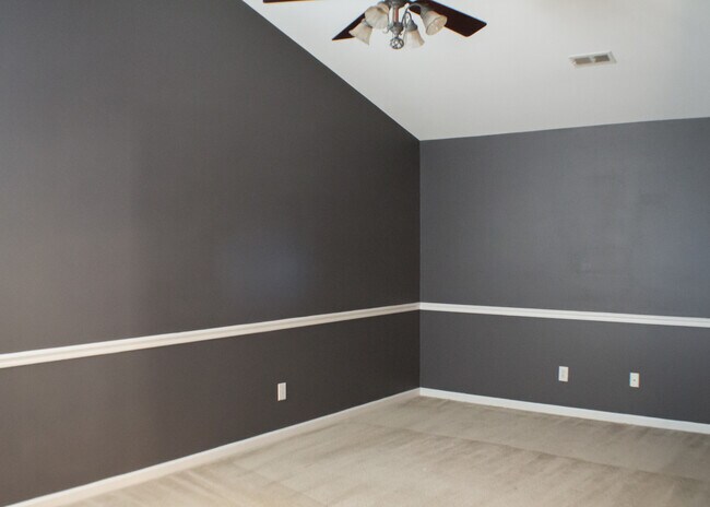 Building Photo - 140 Grove Ln S