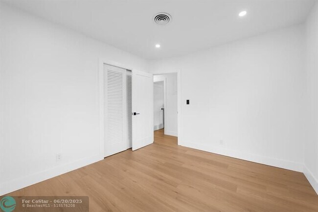 Building Photo - 5801 NE 21st Dr