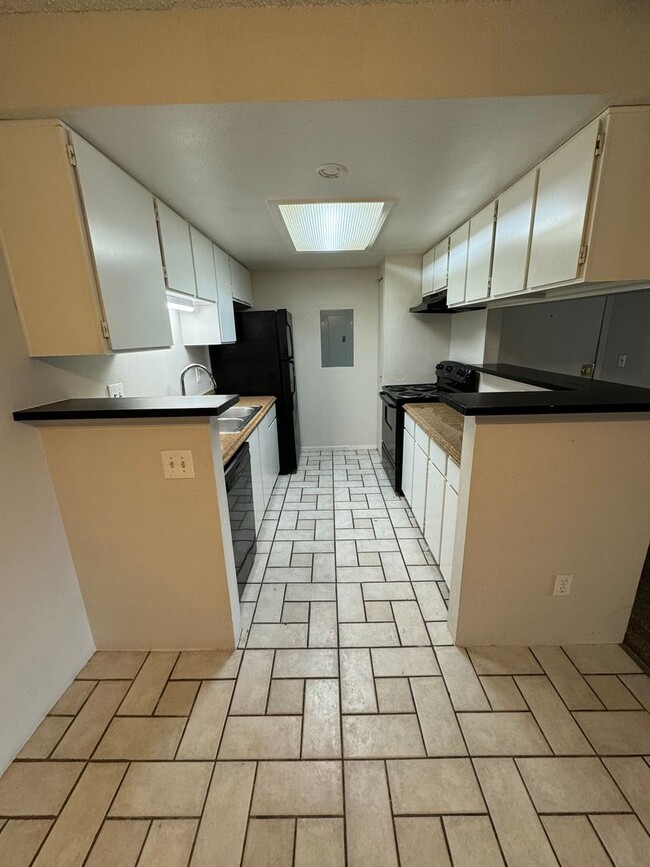 Building Photo - Second Level 3 Bed, 2 Bathroom Condo in Ro...