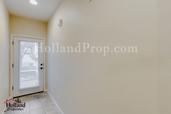 Building Photo - Stylish 3-Bedroom Portland Home with Fireplace, Garage & Modern Conveniences