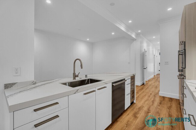 Building Photo - Russian Hill: Recently Remodeled Flat with In-Unit Washer & Dryer & A/C