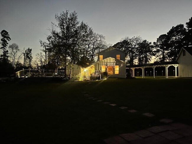 Building Photo - 8402 Matthews Ln