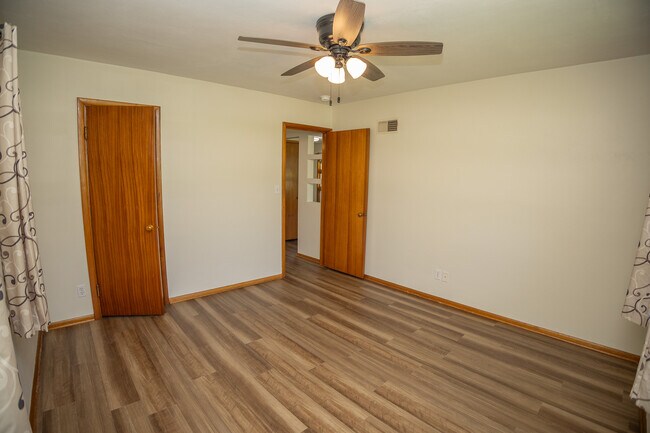Building Photo - 2401 Willow Dr