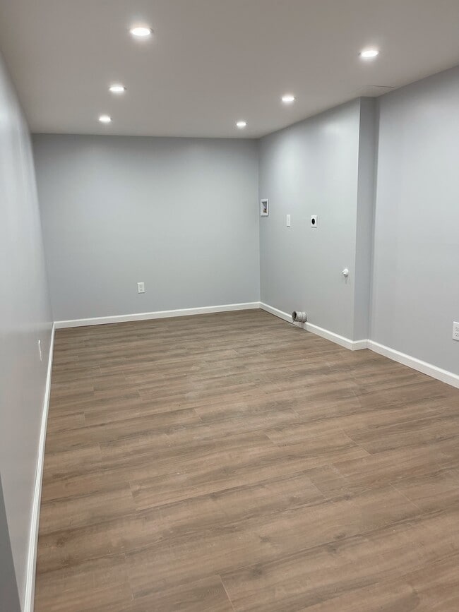 Building Photo - 129 Hall St