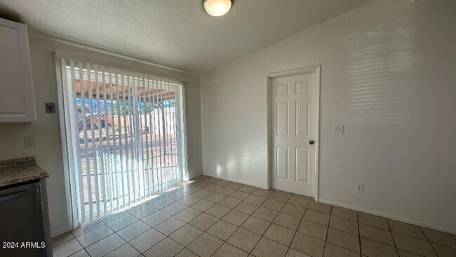 Building Photo - 3850 Blackbird Dr