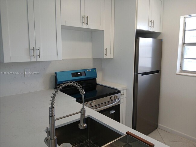 Primary Photo - 5181 W Oakland Park Blvd