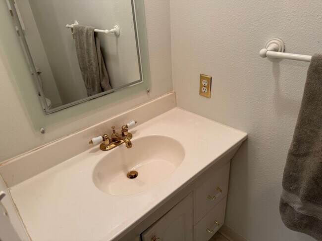 Building Photo - $500 off 1st Rent - Spacious 3 bedroom, 1.5 bathroom Townhouse, Lush Greenspace