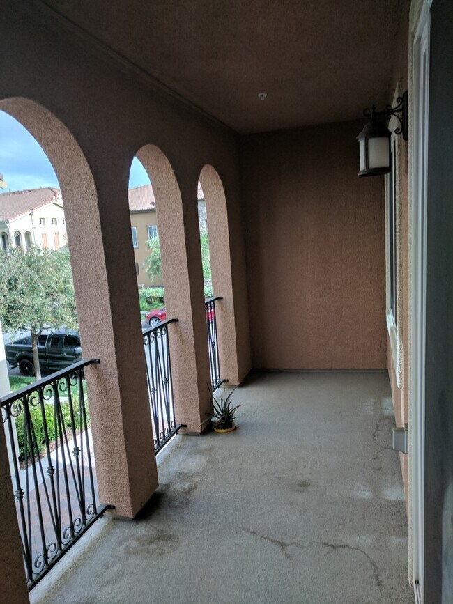 Building Photo - Luxury 3 bedroom 3 bath located in great a...