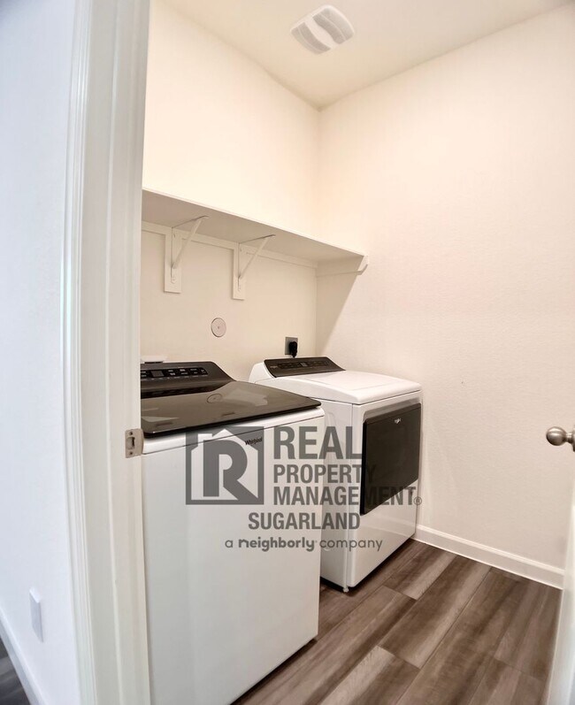 Building Photo - Water Views & Modern Style in Richmond