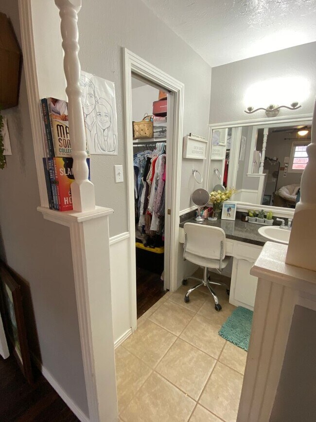 Building Photo - Great 3 Bedroom 2 Bathroom house with Bonu...