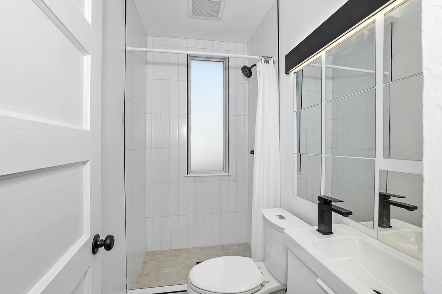 Building Photo - Spacious & light-filled Governors' Park ho...