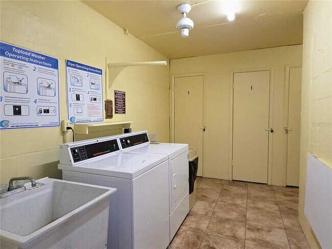 Building Photo - 4550 Cove Cir