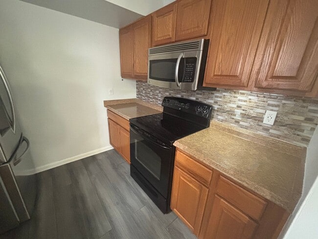 Building Photo - Charming 3 Bedroom 1.5 Bathroom Newport Ne...