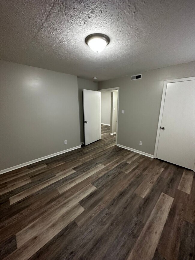Building Photo - Newly Renovated 1 Bedroom, available Mid A...
