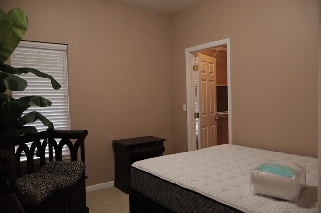 Building Photo - Expansive Mostly-Furnished Residence featuring 3 Bedrooms, a Completed Basement, and a Loft Space