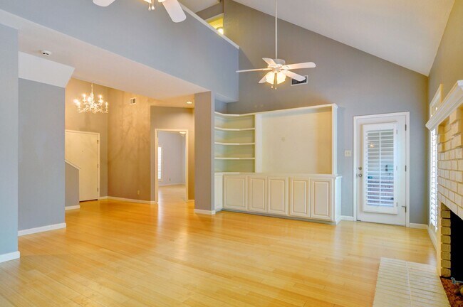 Building Photo - 3 Bedroom Home - Ridglea Country Club Estates