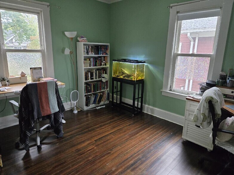 Second floor room (available) - 27 Walkley Rd