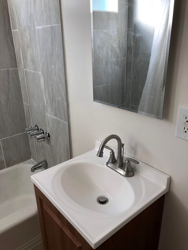 Building Photo - Newly remodeled 1 bedroom