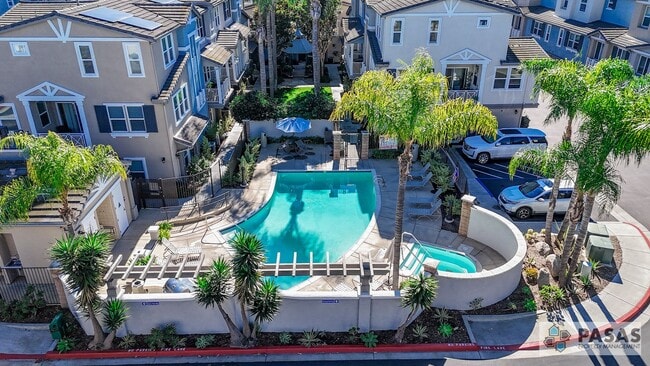 Building Photo - 3 Bedroom 3.5 Bathroom Townhouse in Sunset Cove