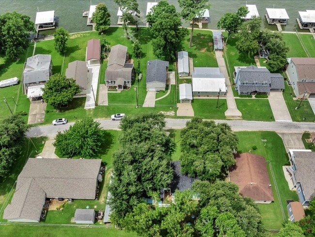 Building Photo - 683 Water View Dr
