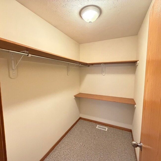 Building Photo - Large 3 bedroom duplex - move in ready!