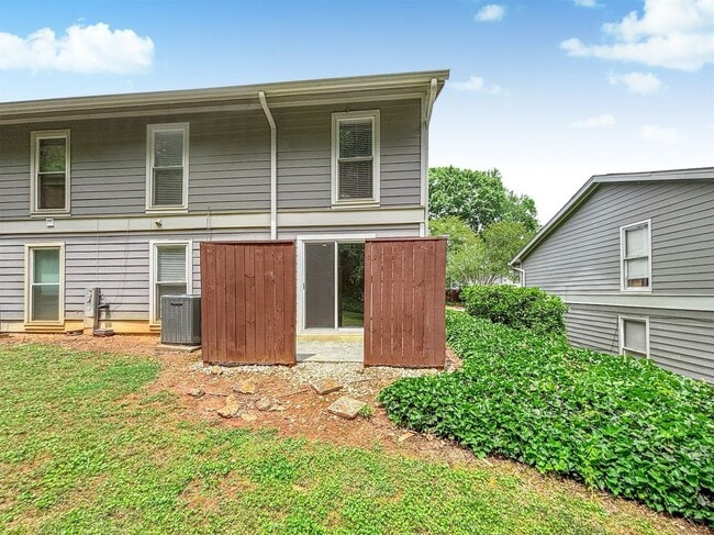 Building Photo - 5030 Meadow Ln