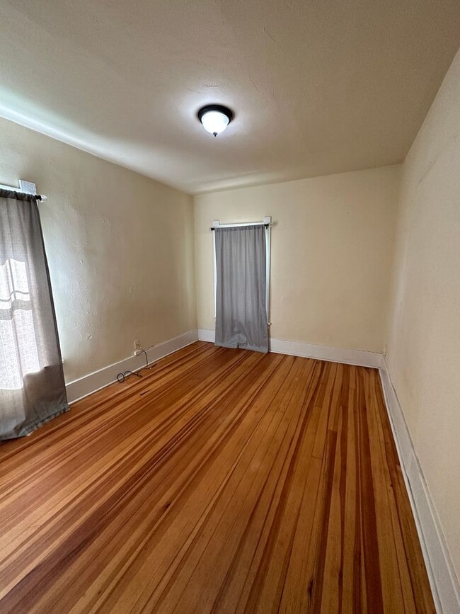 Building Photo - 1208 W 31st St