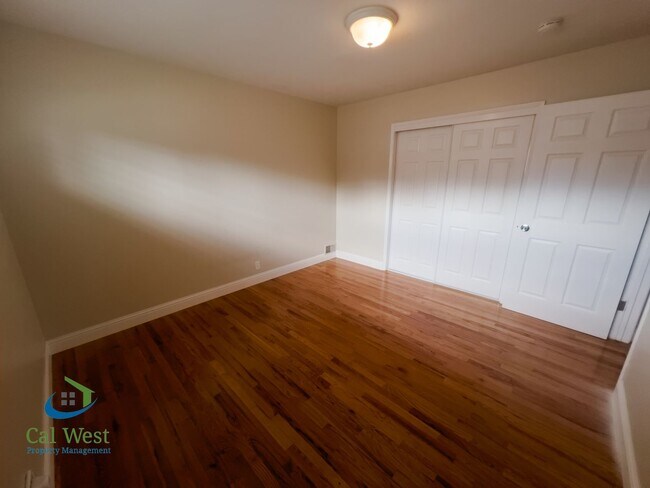 Building Photo - $2,695 - 2 BR/1BA Duplex-Downtown Willow G...