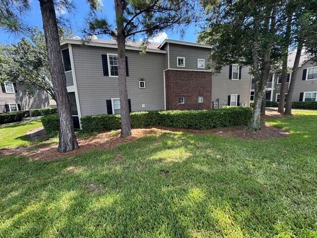 Building Photo - Move In Special! 2 Bed / 2 Bath Upstairs C...