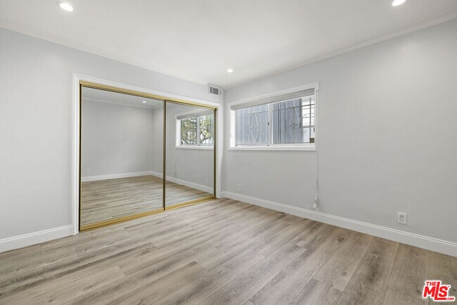 Building Photo - 423 Rexford Dr