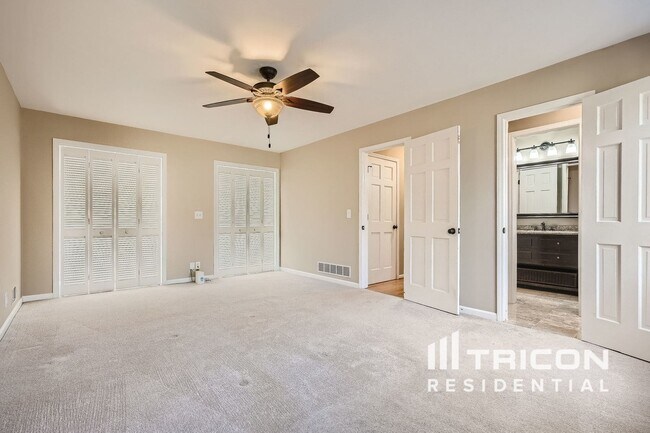 Building Photo - 9400 N Lake Dr