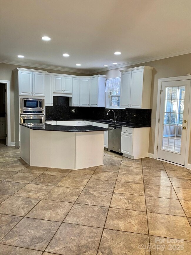 Building Photo - 605 Queenswater Ln