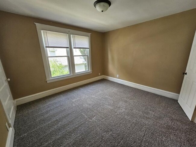 Building Photo - 2 bed 1 bath two story duplex