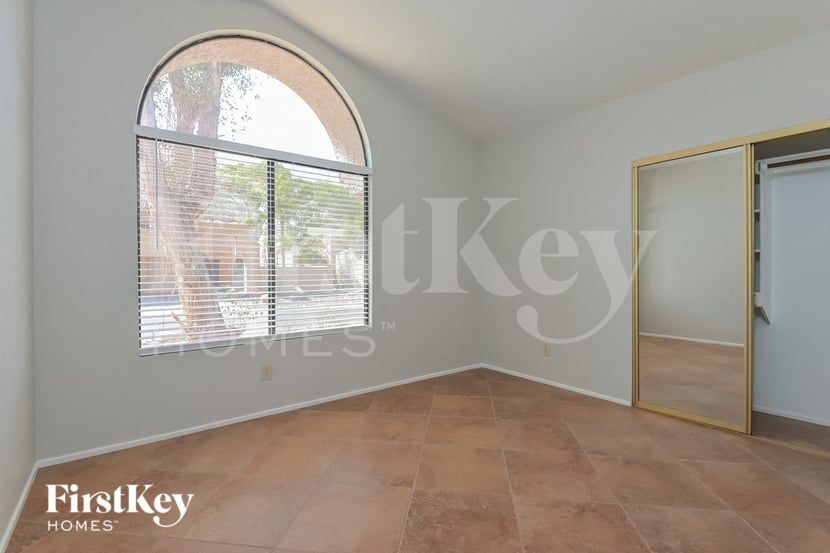 Building Photo - 3240 N Hill Farm Dr