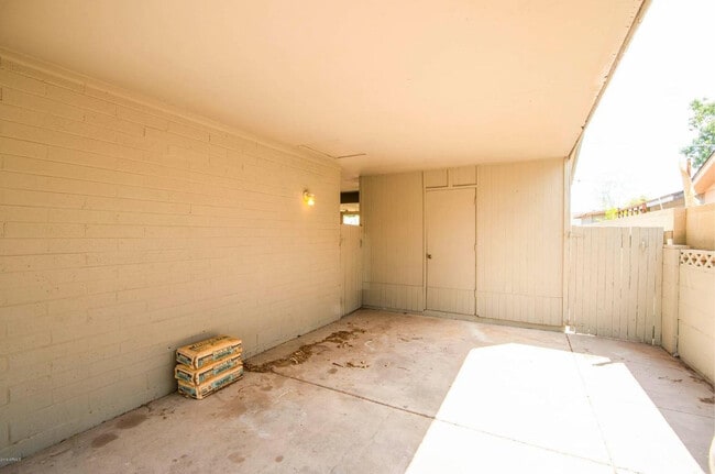 Building Photo - 1535 W Capri Ave