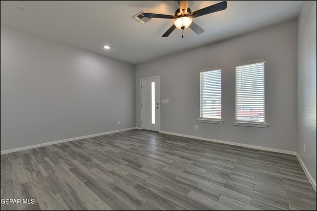 Building Photo - 552 Logwood Ave