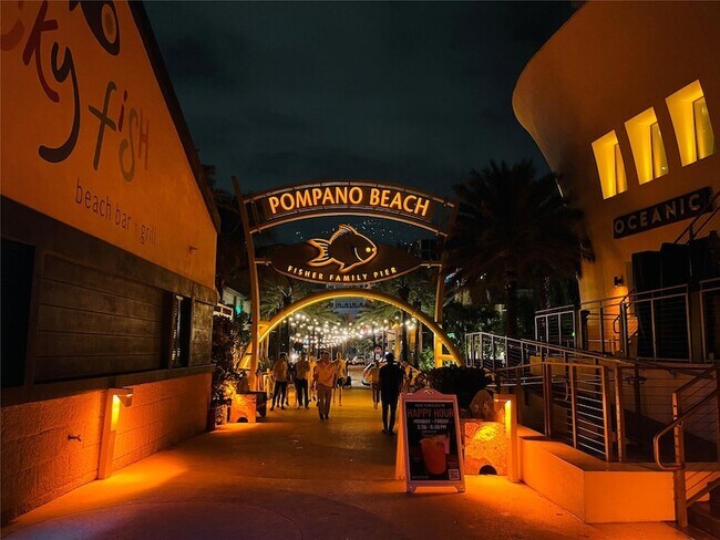 Building Photo - 400 N Riverside Dr