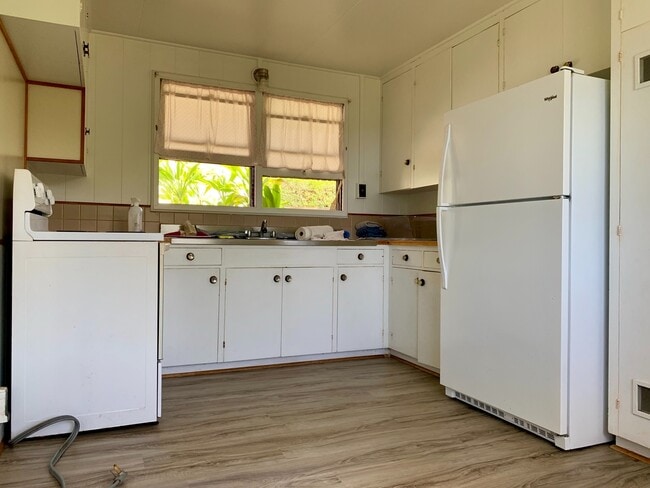 Building Photo - Charming Singe Family Home 3/1/2 with Spacious & Fenced Yard