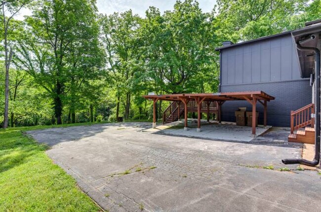Building Photo - 930 Downey Dr