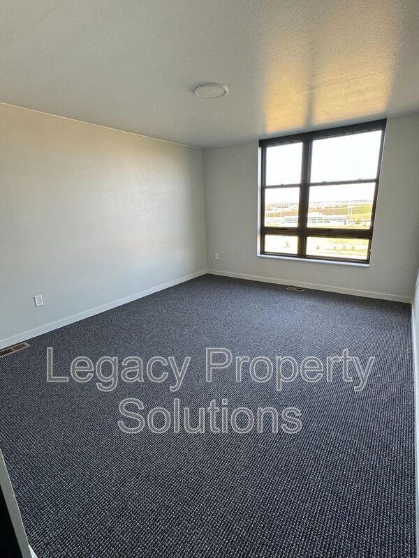 Building Photo - 220 E Greenfield Ln